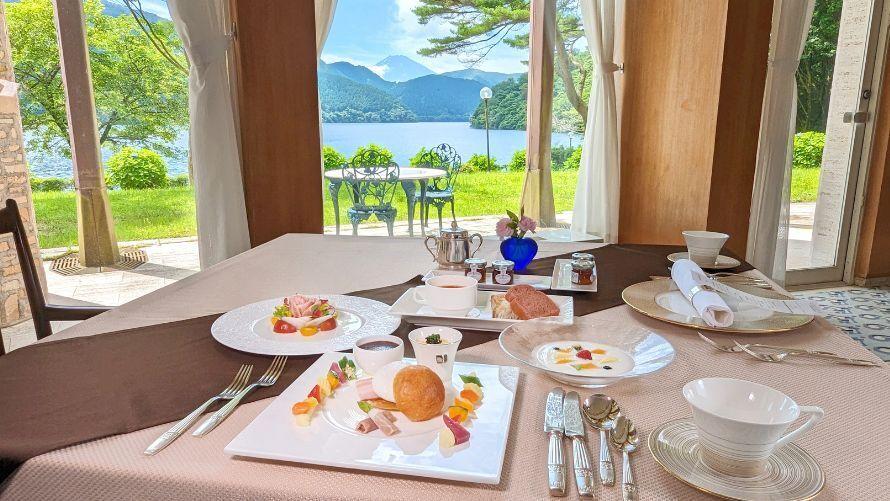 大きな窓から芦ノ湖と富士山を眺めながら朝食を楽しむ